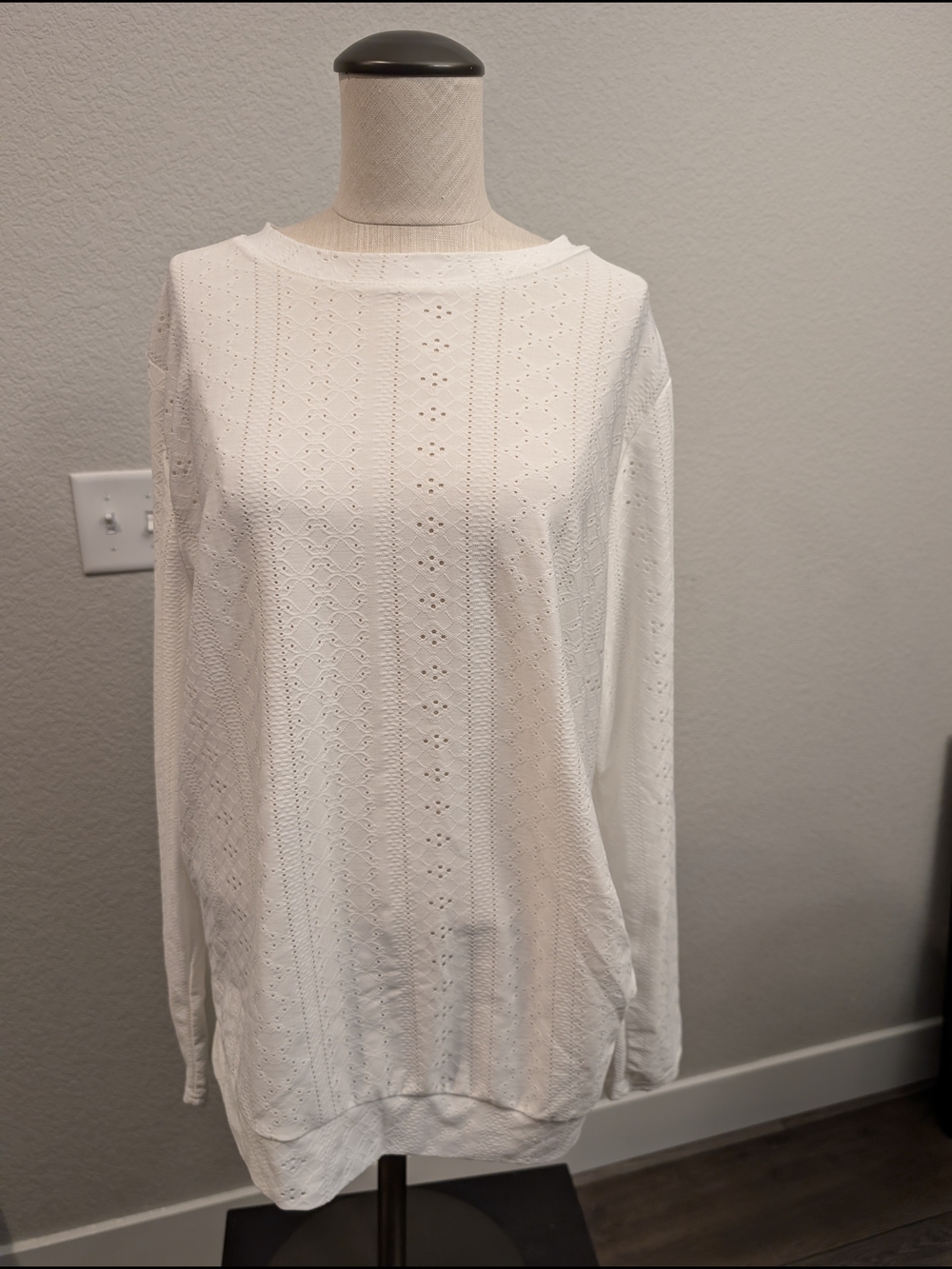 Women’s Sz XL White Eyelet Long Sleeve Top w/ 3 Button Accents